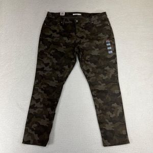 NWT Levis 311 Women’s‎ Size 24WM Shaping Skinny Camo Print Jeans